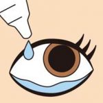 まず、目の周りと目を洗い、その後、麻酔薬を点眼します。